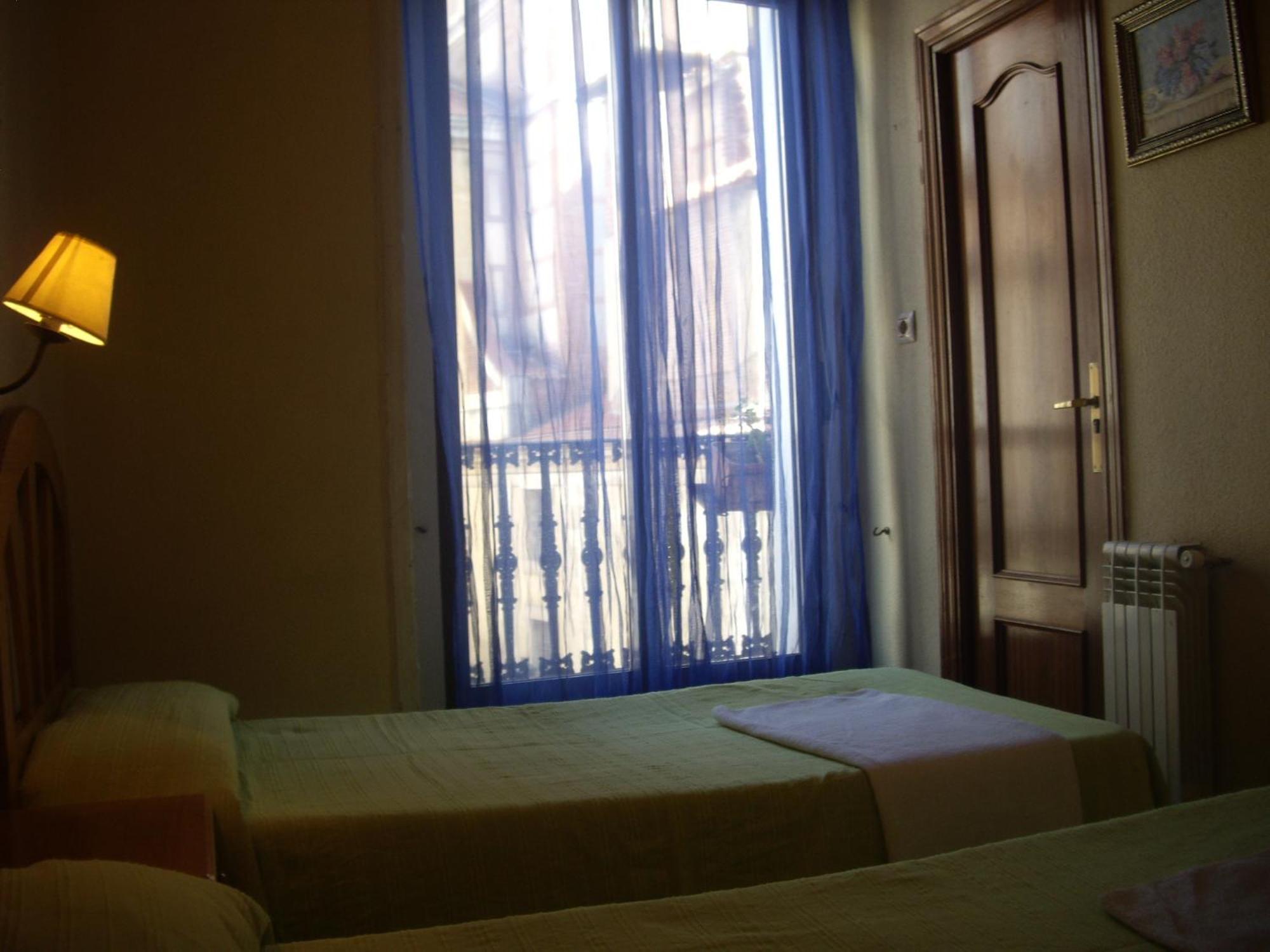 Hostal Pacios Madrid Exterior photo